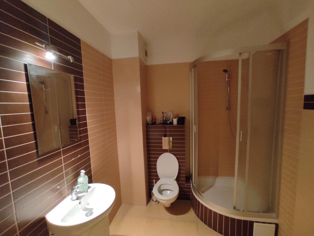 Nice Room With 2 Shared Bathrooms ,Wc , 2Km To Old Town -100M From Metro Szwedzka Warsaw Luaran gambar